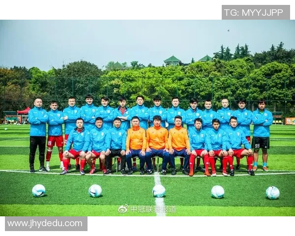 重庆足球队灵活战术解析与球队发展新方向探讨